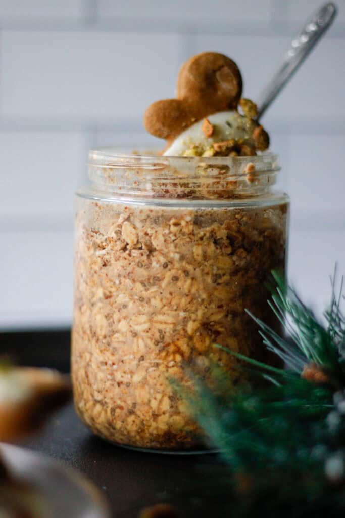 overnight oats in a mason jar with gingerbread